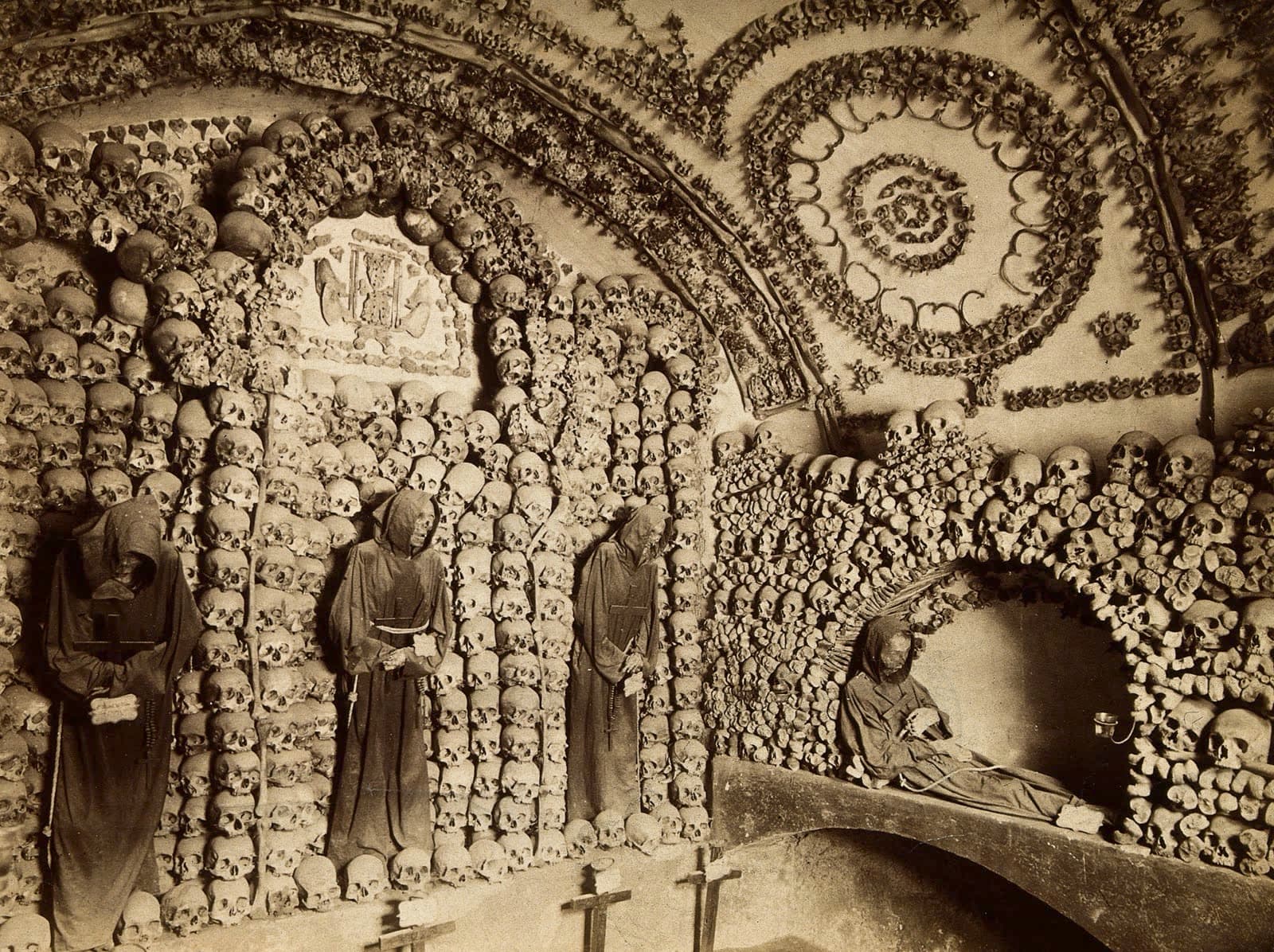 Cripta de los Capuchinos en Roma: arcos de calaveras