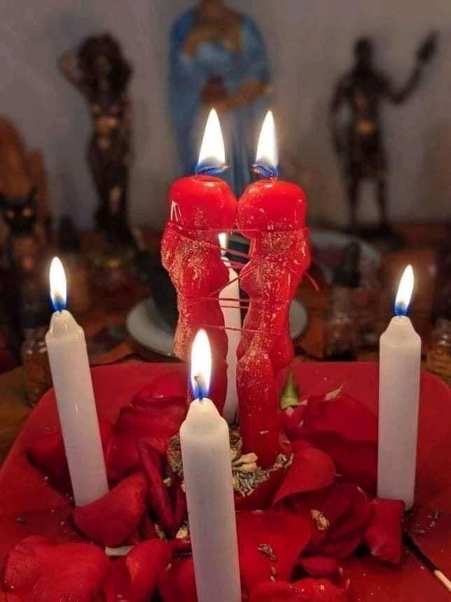 Velas rojas con forma de muñeco en el altar